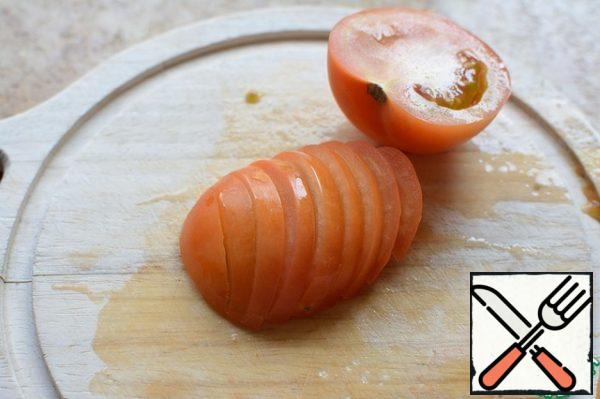 Tomato cut into semicircular slices;