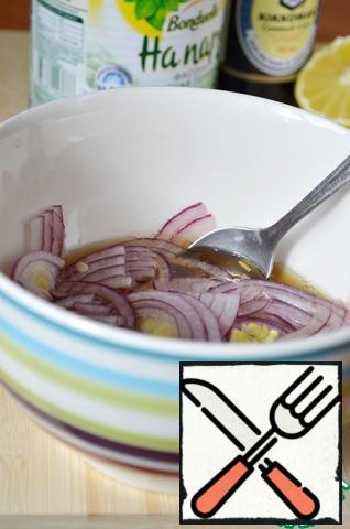 Onions cut into thin half-rings and put in the marinade.
Allow to marinate for 15 minutes.
