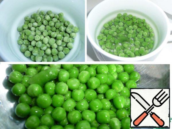 Green peas pour hot water for 5 minutes, drain. Peas from the freezer can be replaced with canned.