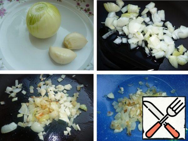 Onions cut into small cubes, fry over medium heat in a small amount of vegetable oil, lightly salt, add the crushed garlic, fry briefly so that the garlic does not burn. Put in bowl.