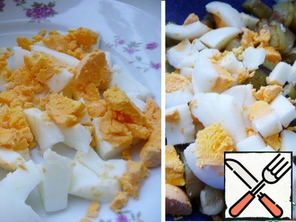 Cut the boiled egg into small cubes and add it to a bowl with eggplants.
