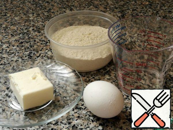 To prepare the dough, mix flour and salt in a bowl, then add the softened butter, egg and water. Quickly knead the dough until smooth. Form a ball of dough, wrap it in plastic wrap and send to the refrigerator for 15-30 minutes.