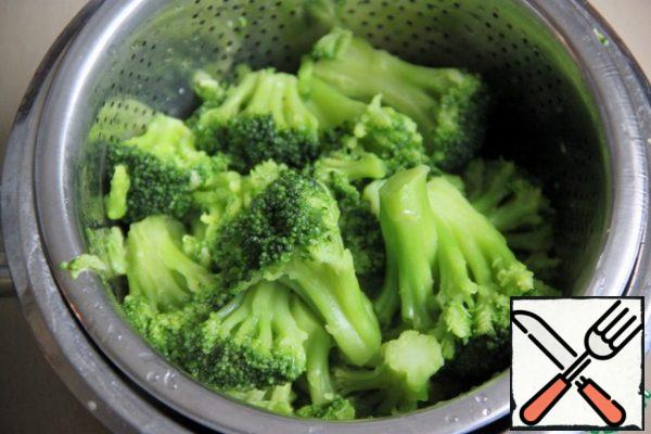 Broccoli is divided into inflorescences (frozen stock can be used) and blanched in salted boiling water for about 5 minutes.