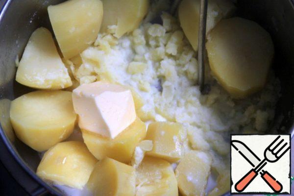 Mash the boiled, strained potatoes, add butter, warm milk, puree and set aside 2-3 tablespoons.