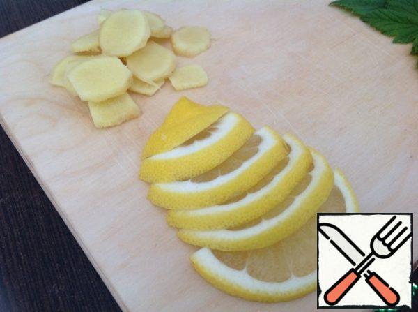 Boil water. Lemon cut into slices, strawberries cut in half, a major-on 4 parts of. Peel the ginger root and cut into thin slices. It is very convenient to clean the skin with a teaspoon.