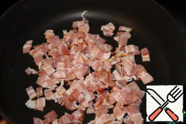 Bacon cut into small cubes, fry in a dry pan until Golden brown.