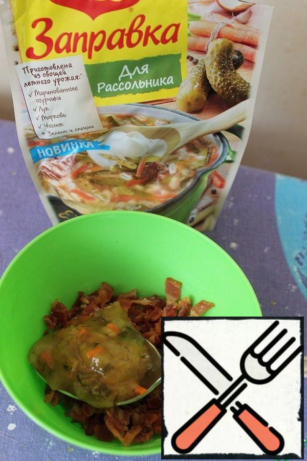 Add seasoning to the fried bacon.
