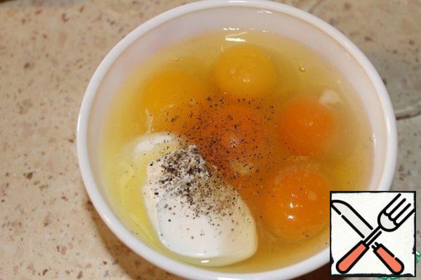 Mix eggs with sour cream, add salt and pepper.