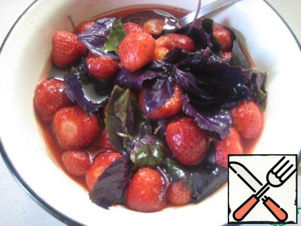 Add Basil to the strawberries, stir a little and leave to cool.