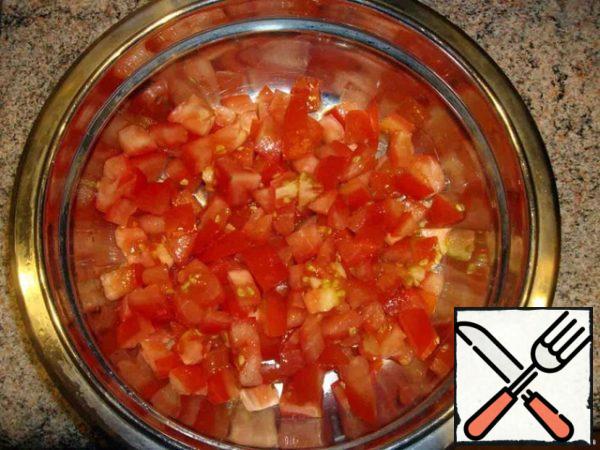 While the blueberries are being fried, cut the tomatoes into cubes. Chop the walnuts in a blender.
