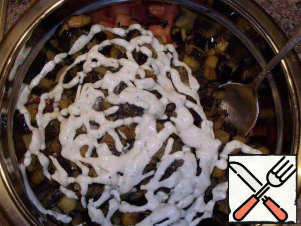 Add the cooled eggplants, sprinkle with pepper and salt. It is filled with mayonnaise.