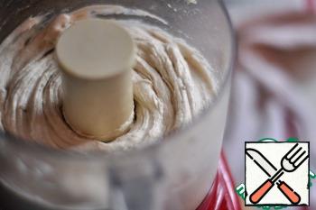 CAREFULLY whip the frozen bananas in a blender. First, you get a banana "dust", but you continue to beat it until a creamy mass. Take breaks in the blender so that it does not burn. Periodically mix the contents of the blender with a spoon.
If desired, add honey at the end.