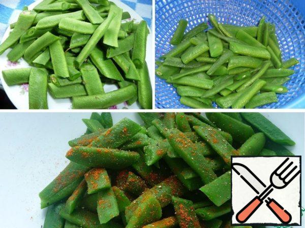 Wash the string beans, cut into several pieces and boil in lightly salted water until tender.
Flip into a colander, let the water drain, add the pepper mixture.
