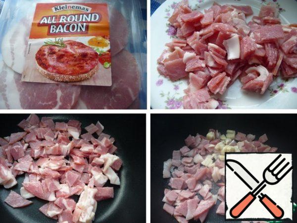 Cut bacon into small pieces, fry lightly without oil, add chopped garlic, fry until tender.
