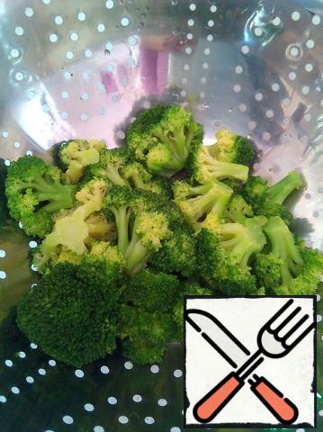 Wash broccoli, disassemble on inflorescences, boil in boiling salted water for 2 minutes, throw in a colander.