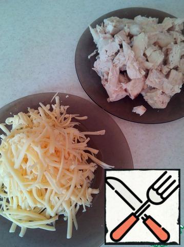 Cheese to grate on a large grater.
Cut chicken breast.
My breast was already cooked, but you can use raw, increasing the cooking time or pre-fry.