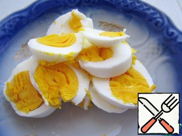 Boil hard-boiled three eggs.
I'll share a little secret, like I do.Put the eggs in cold water, bring to a boil, boil the eggs for exactly one minute and turn off the fire.
Cover the saucepan with a lid and leave it alone for ten minutes.
Then drain the water and pour the eggs with cold water.