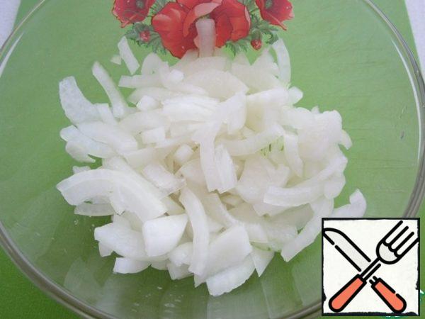 Cut the white onion into half-rings and marinate in a mixture: 3 teaspoons of wine vinegar, 1 teaspoon without sugar top and 2 tablespoons of vegetable oil.