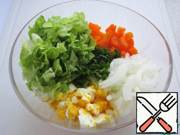 Spread all the ingredients in a salad bowl.