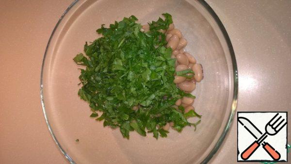 Tear off the leaves of parsley, wash, chop and put in a bowl.