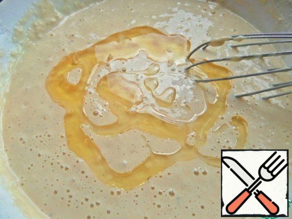 Pour in the oil. By the way, this can also be done at the egg stage.