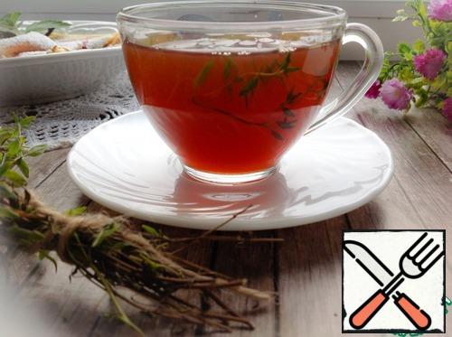 Make a tea in the teapot with boiling water.
Add washed sprigs of thyme and tea leaves.
Pour boiling water on half of the kettle, let stand for 3 minutes, add boiling water to the top and let stand for another 3 minutes. Pour into cups.