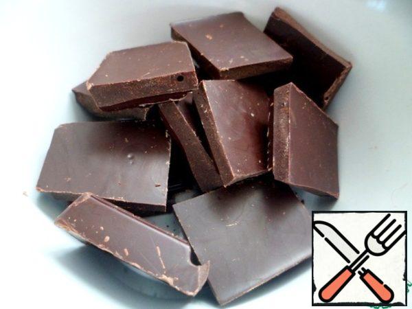 Break the chocolate into pieces and put in micro, melt on the defrost program. Make sure not to burn, check every 20-30 seconds. It will not melt to a liquid state, and there will be whole pieces, so check with a spoon as soon as it spreads, mix and put in a culinary bag.