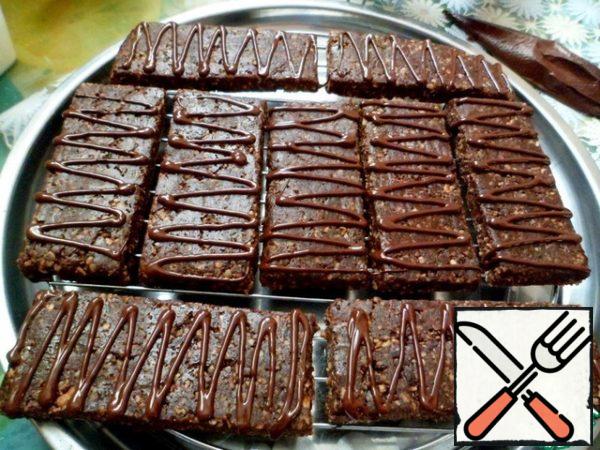 Spread out the brownies on the grill and apply an arbitrary pattern. Sprinkle sesame seeds (oat flakes, nuts, coconut chips) on top and put in the refrigerator so that the chocolate freezes. Allow cooking time without cooling down.

