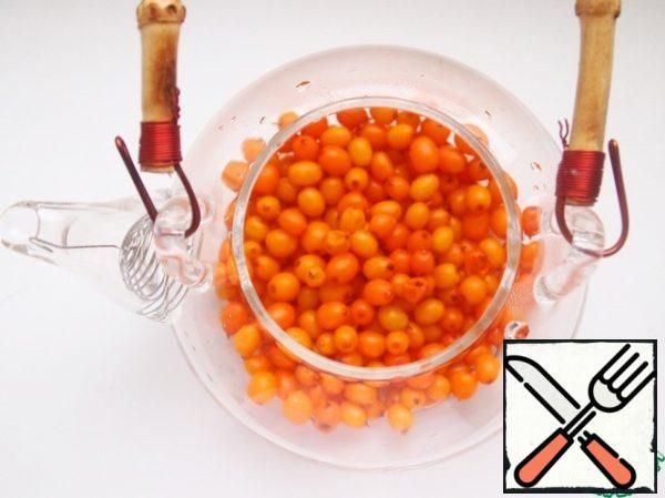 Sea-buckthorn berries rinse well and put in kettle. Optionally, you can stretch it.