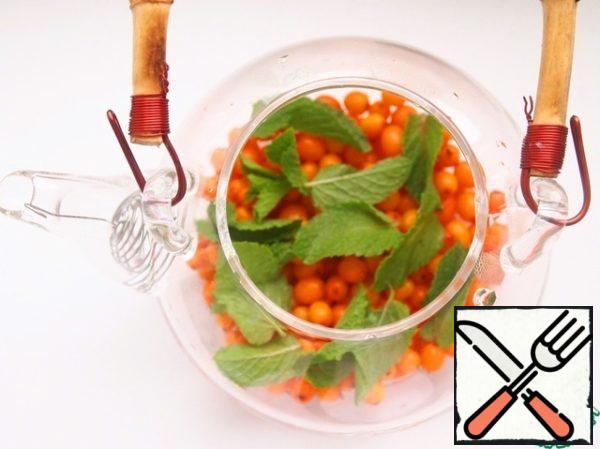 Add the washed mint leaves.
