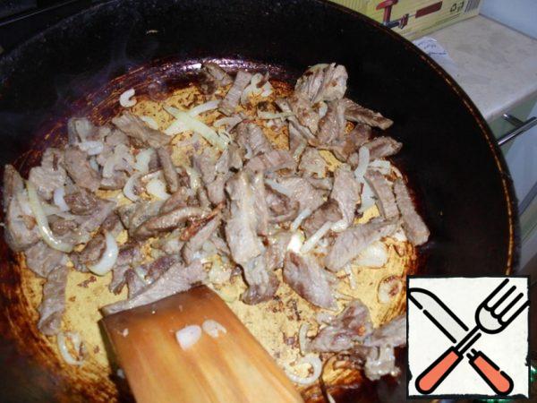 Heat vegetable oil in a frying pan, fry onions until Golden brown, add sliced lamb, fry until Golden brown, salt and pepper to taste.
Allow to cool slightly.