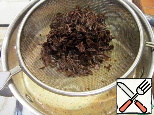 Strain the tea and add it to the cream, add nutmeg. Bring to a boil and turn off. Insist for 5 minutes.
