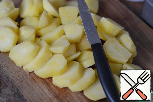 Boil the potatoes in their uniform.
Cool, peel and cut into slices.