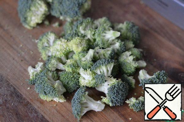 Broccoli to disassemble into inflorescences