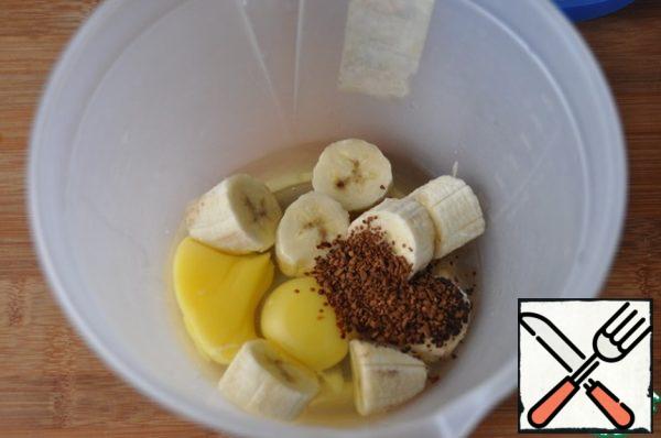 Put a chopped ripe banana, eggs, coffee in a whipping container, chop (whisk) with a blender.
