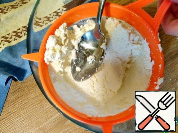 Cottage cheese thoroughly wipe through a sieve to get rid of grains. Spread the grated cottage cheese in a bowl and add 75g of sugar. Stir. Put the container with gelatin on a water bath until it is completely dissolved.