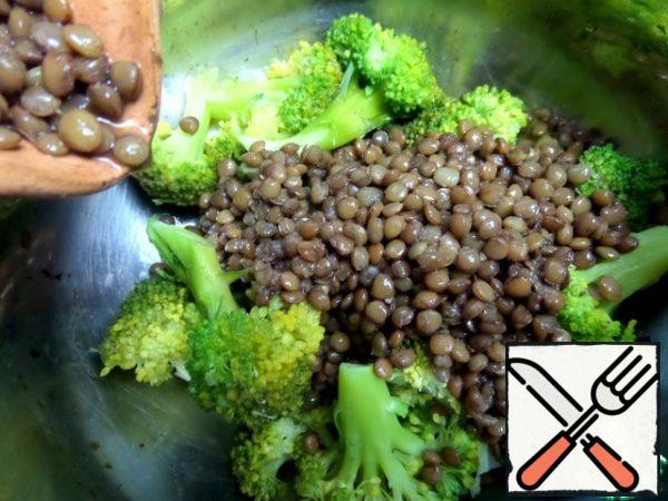 The broccoli pour the lentils.