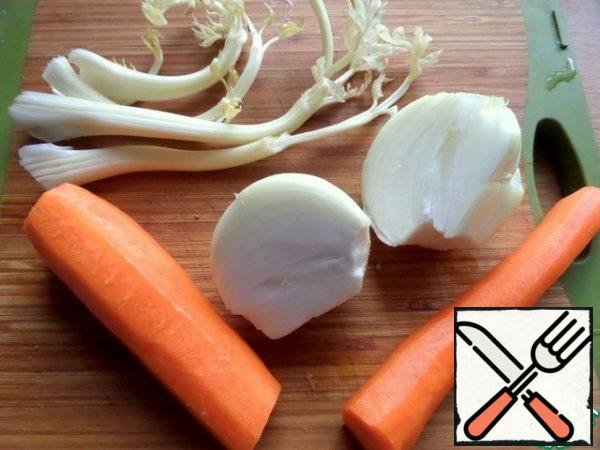 Grate carrots and onions on a coarse grater.
