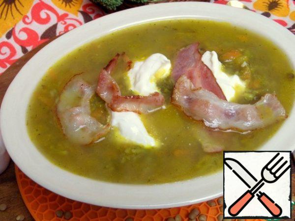 Garnish the soup with sour cream and lay out the bacon.