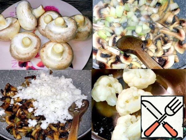 Chop the mushrooms and fry with onions in butter for five minutes. Cauliflower and broccoli were previously boiled for three minutes in boiling water.
Put boiled rice in a frying pan with mushrooms.