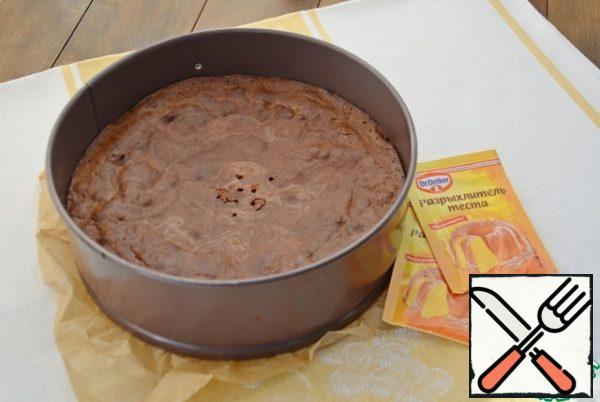 For brownie:
Mix flour with baking powder and salt.
Sugar and eggs whipped to a froth.
Melt the chocolate and butter together.
Mix it all together. The dough is obtained as thick cream.
Pour the mixture into the mold, cover the bottom of the mold with baking paper, grease the sides with oil.
Bake in a preheated 170 degree oven for 15-20 minutes... to a dry splinter. Cool.
The shape is 20 cm in diameter.
