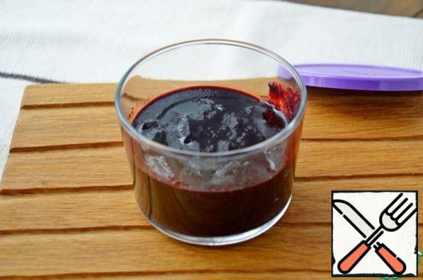 While the brownies cool down, make blueberry puree. I used to make frozen berries. Berries pre-thaw. Boiled the blueberries for 3 minutes, punching in a blender, RUB through a sieve.
I got 170 g of blueberry puree.