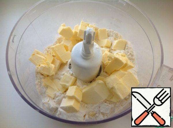 In a food processor, add flour, salt and diced cold butter.
