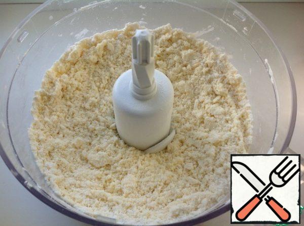 Whisk until coarse crumbs. Take out a knife, add 3 tablespoons of cold water and knead the dough. If the dough crumbles, add a little more water.

