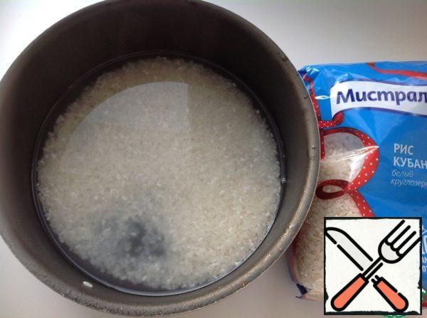 Rinse the rice, pour it into a saucepan, pour boiling water in a ratio of 1:1.5 to water, bring to a boil and cook for 3 minutes over high heat. Then reduce the heat and cook until tender.
