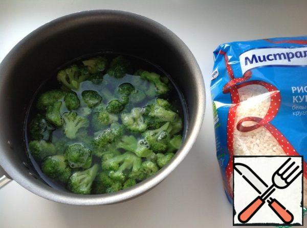 Divide the fresh broccoli into inflorescences and boil them for 5 minutes.
Frozen can simply be poured with boiling water and left for five minutes. Drain the water, cool the broccoli in ice water.