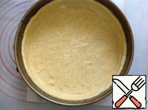Carefully cover the dough form. Excess dough to cut, the bottom to prick a fork. Form with the dough to remove in the freezer for 10-15 minutes. Preheat oven to 180 degrees.