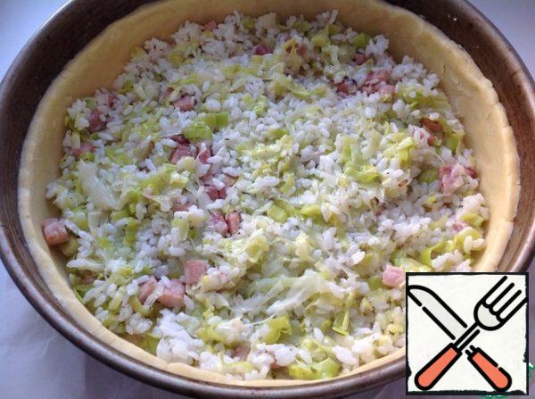 Spread the mixture of rice, onion and bacon evenly on the dough.
