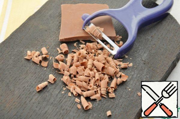 Chocolate chips made from milk chocolate with a vegetable peeler, the chips are rubbed on the side of the tile. The size of the chips will depend on the type of chocolate and its temperature.
