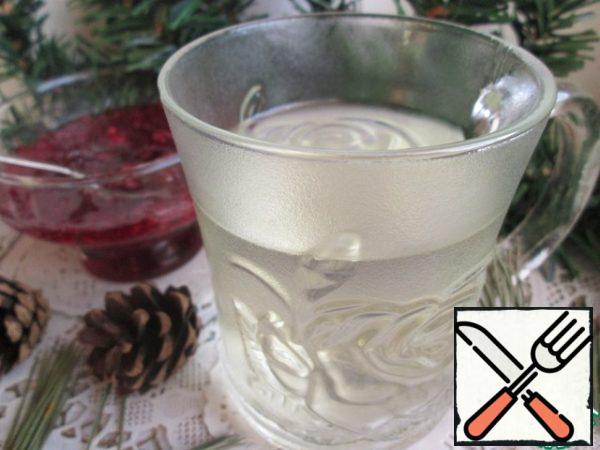 Then strain through a strainer, and you can try! A coniferous taste appears in the drink, but the color of the water practically does not change!
